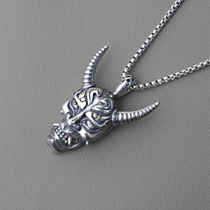 Gros plan du pendentif masque Hannya en acier de style punk sur une chaîne box