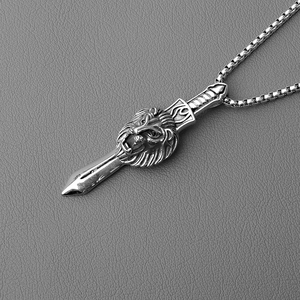 Collana con pendente a spada in acciaio inossidabile con dettaglio testa di leone