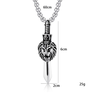 Collana con ciondolo leone e spada hip hop argento con catena box da 60cm uomo