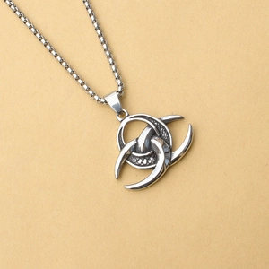 Pendentif nœud celtique viking en acier inoxydable vieilli avec chaîne maille box