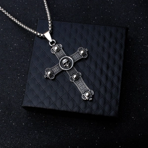 Collana a croce con teschio gotico su scatola nera con finitura argento vintage