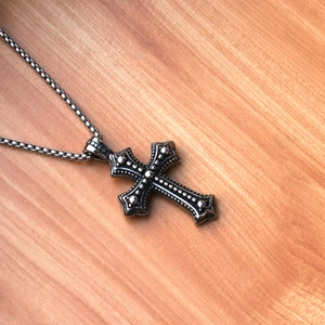Pendentif croix gothique rétro en acier titane vintage avec une chaîne à mailles robuste