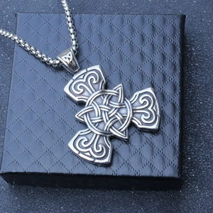 Ciondolo a nodo celtico vintage in acciaio inossidabile con collana a catena box argento