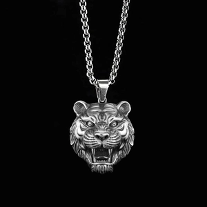 Macro-opname van de tijgerkop hanger met antieke afwerking en zilveren box-ketting