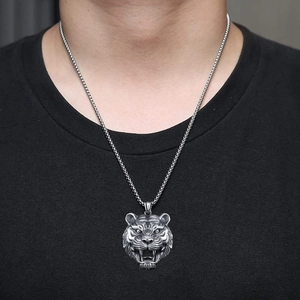 Retro tijgerkop hanger ketting in vintage zilveren afwerking met stevige boxketting voor heren