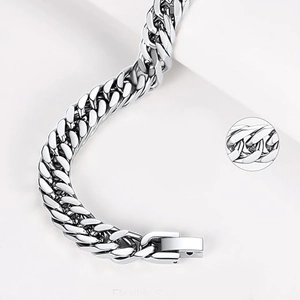 Dettaglio ravvicinato del bracciale a catena cubana in argento con chiusura a moschettone