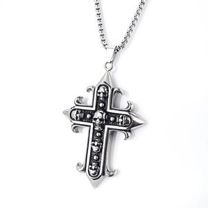 Makro-Detail des gotischen Totenkopf-Kreuz-Anhängers mit polierter Edelstahl-Boxkette