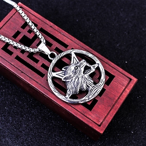 Collana con ciondolo testa di lupo vichingo vintage in acciaio inossidabile e catena box