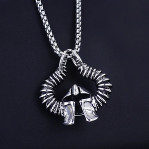 Collier avec pendentif casque de viking en acier inoxydable au design double corne pour homme