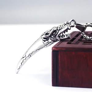 Pendentif dent de loup en acier inoxydable avec sculpture détaillée de tête de dragon