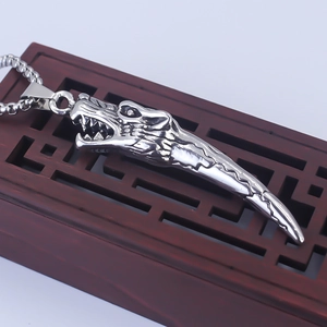 Collier pour hommes en acier inoxydable avec pendentif tête de loup et croc vintage