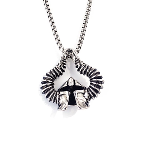 Détail du pendentif casque viking en acier inoxydable vintage avec gravures fines