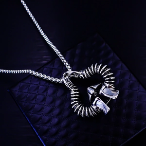 Collier avec pendentif coeur vintage en acier inoxydable et texture punk mécanique