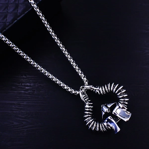 Détail macro du collier punk gothique avec pendentif coeur enveloppé par une cage thoracique