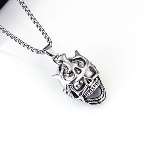 Detailansicht eines Vintage Silber Punk-Totenkopf-Anhängers mit Box-Kette auf Weiß