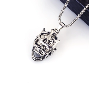 Detailaufnahme des Vintage-Punk-Totenkopf-Anhängers mit Kronenmotiven und Box-Kette