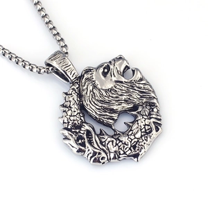Collana con ciondolo a rilievo testa di leone vintage in acciaio inox per uomo