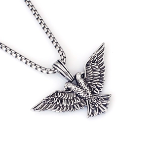 Collana con ciondolo aquila vintage in acciaio inossidabile con finitura antica