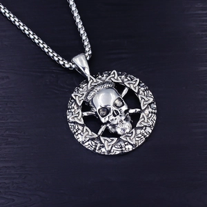 Détails du pendentif tête de mort Viking argenté avec nœud celtique sur bois