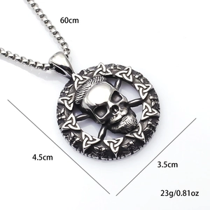 Pendentif Viking Odin tête de mort rétro en acier inoxydable sur fond blanc neutre