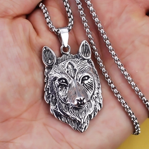 Détail du pendentif tête de loup en argent avec gravure de fourrure et chaîne vénitienne