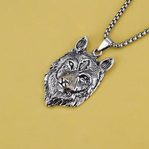 Vue détaillée d'un pendentif tête de loup en acier inoxydable avec des textures de fourrure fines