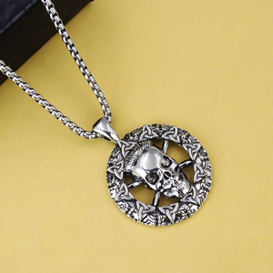 Collier avec pendentif crâne argenté et cadre nœud celtique sur chaîne box
