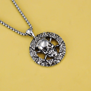 Pendentif crâne gothique avec nœuds celtiques et chaîne box en acier inoxydable