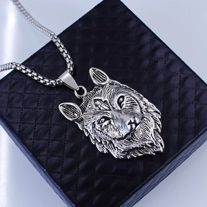 Collier avec pendentif tête de loup punk en acier inoxydable argenté sur étui en cuir