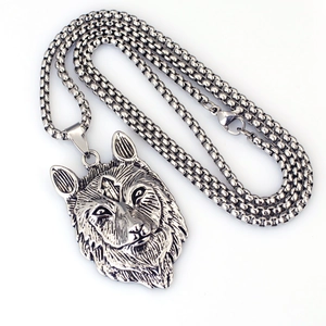 Détail du pendentif tête de loup viking punk avec texture métallique argentée robuste