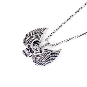 Detail van vintage zilveren gevleugelde schedel hanger met gothic punk roestvrijstalen ketting