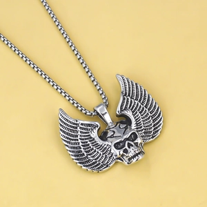 Detailweergave van de punk roestvrijstalen schedelhanger met vleugels en boxketting