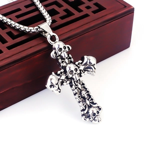 Collana con pendente a croce con teschi gotici in acciaio inox e catena vintage
