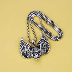 Punk stijl roestvrijstalen ketting met een gepolijste schedel en vleugels hanger
