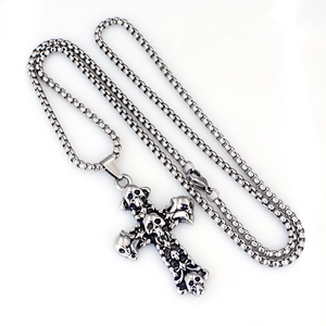 Collana con croce punk in acciaio inossidabile con rilievo di teschi su catena quadrata