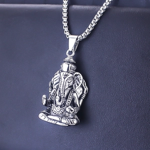 Vista macro del ciondolo Ganesha in acciaio inossidabile con catena box silver