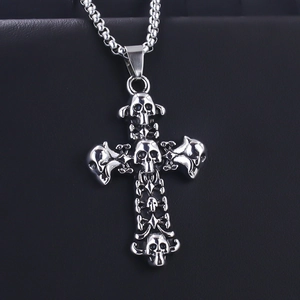 Collana con pendente a croce con teschio da uomo in acciaio inossidabile argento lucido