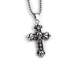 Dettaglio macro della collana a croce gotica in acciaio inox con elementi a teschio