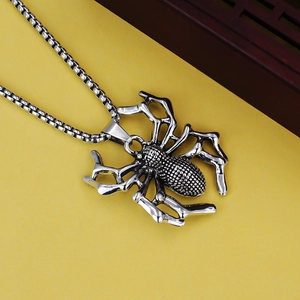 Detail van de zilveren spinhanger met korrelige textuur aan een vierkante ketting