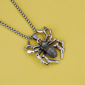Gothic zilveren spinnenhanger ketting met gedetailleerd reliëf op een gepolijste blokketting