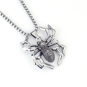 Macro-opname van spinnenhanger met gedetailleerde metalen texturen en box-ketting