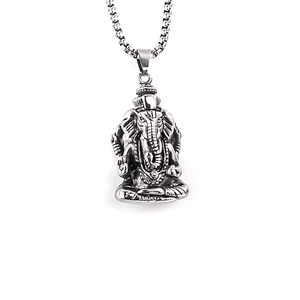 Macro del ciondolo Ganesha in argento vintage con incisioni e catena in acciaio