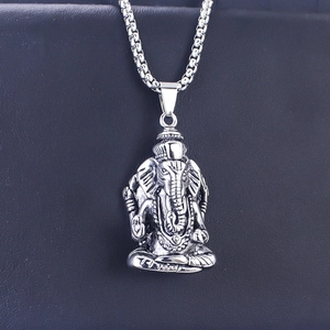 Macro dettagliata del ciondolo Ganesha in argento vintage con collana a catena
