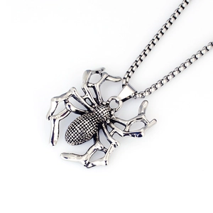 Detailopname van retro spinnenhanger met getextureerde achterkant aan roestvrijstalen ketting
