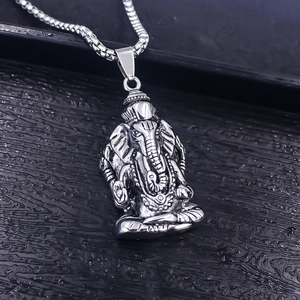 Vista macro del ciondolo Ganesha argento con incisione dettagliata e catena a scatola