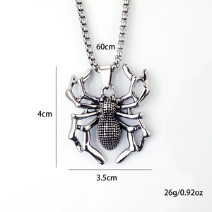 Punk roestvrijstalen spin hanger ketting met getextureerde body op een box ketting