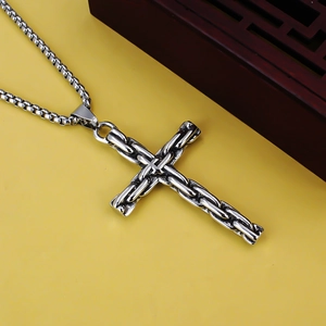 Collier avec pendentif croix punk rétro en acier inoxydable et texture tissée sur fond jaune