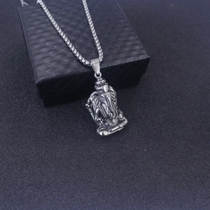 Vista laterale del ciondolo Ganesha con finitura argento antico su collana di perle