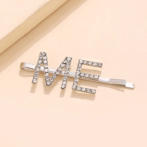 Barrette à cheveux argentée avec design de lettres ME incrustées de strass cristal