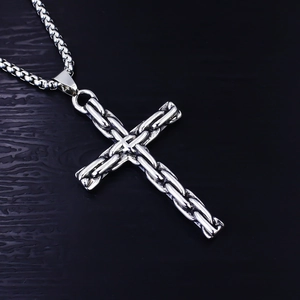 Collier avec pendentif croix en acier inoxydable vintage et motif de chaîne à maillons